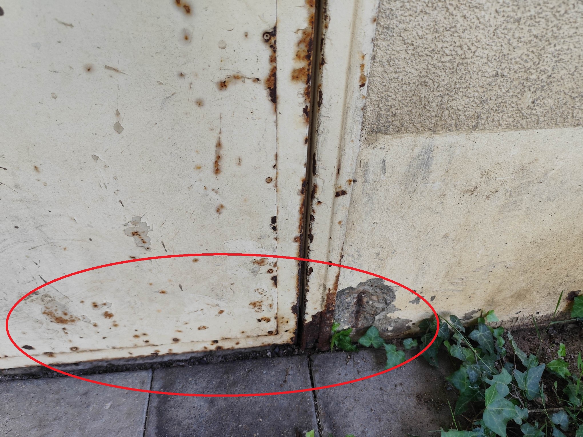 L'eau de pluie ronge l'acier